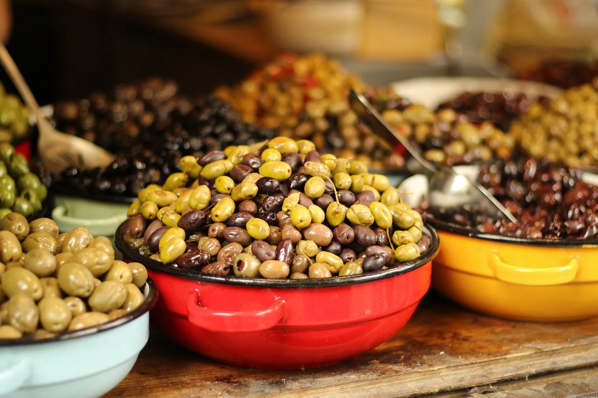 The vibrant atmosphere at La Feirinha market in Puerto Iguazu